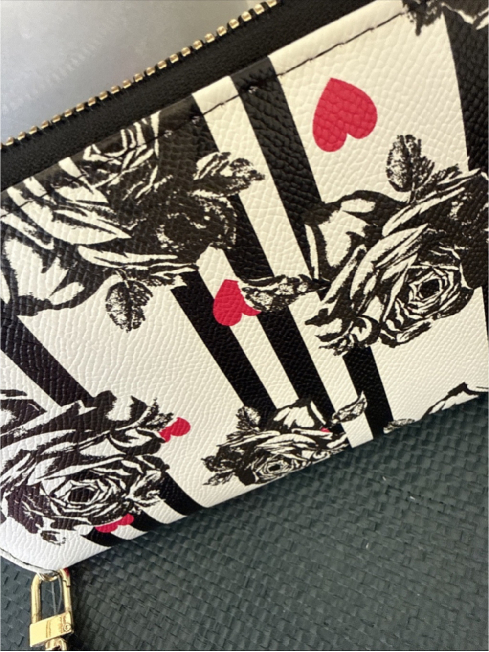 Betsey Johnson Large Zip Wallet Wristlet Black Roses Stripe Pink Hearts White - Picture 4 of 6